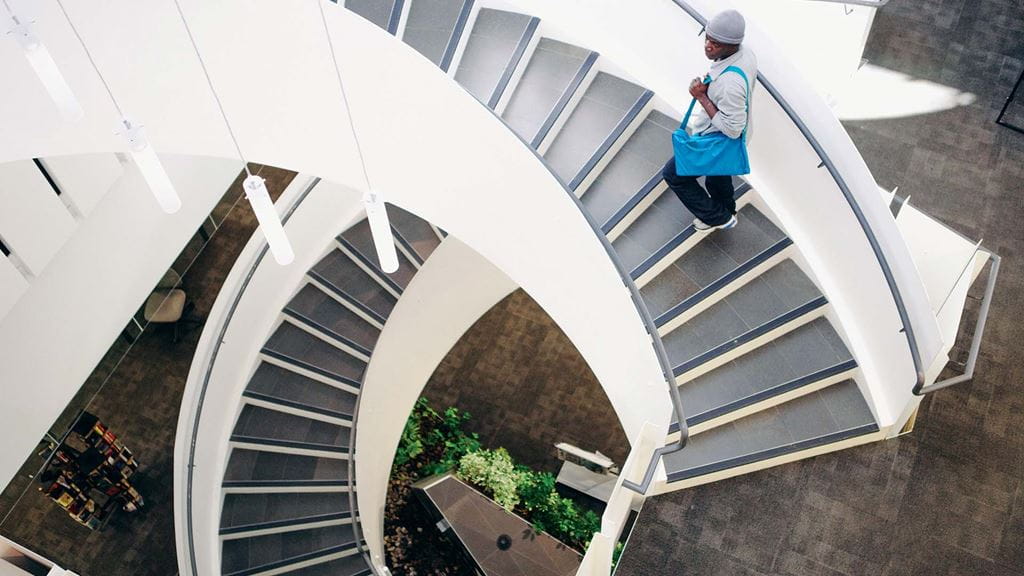 俯瞰戴维斯校园图书馆和学习公地的螺旋楼梯