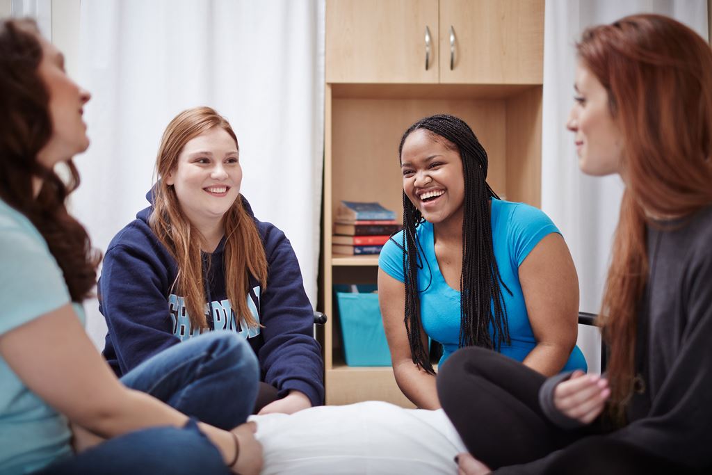 四个学生在谢里丹宿舍谈话