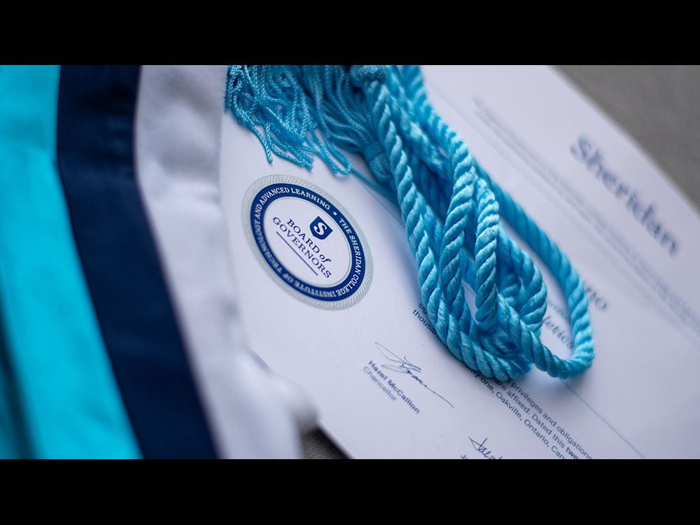 证书与饰带在谢里丹的颜色躺在顶部。