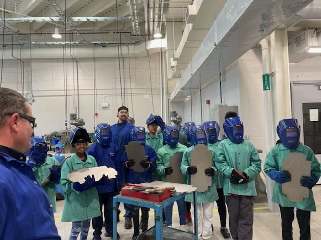 来自布兰普顿弗莱彻溪高级公立学校的学生们在麦格纳技术贸易中心谢里丹焊接实验室排队焊接工具箱