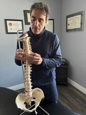整骨疗法的手动从业者乔拉检查人体脊柱的典范