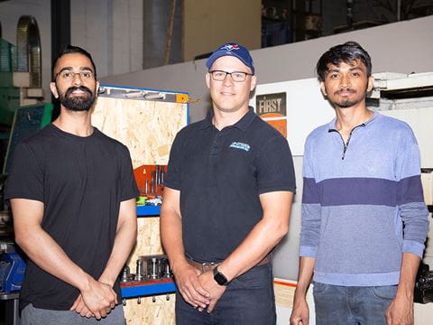 Kris Girdauskas(中)与Sheridan毕业生Amanpreet Singh(左)和Dhruvil Patel(右)在Re-Strike。