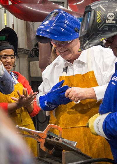 安大略省总理道格·福特在谢里丹的实验室里戴着焊接口罩和手套