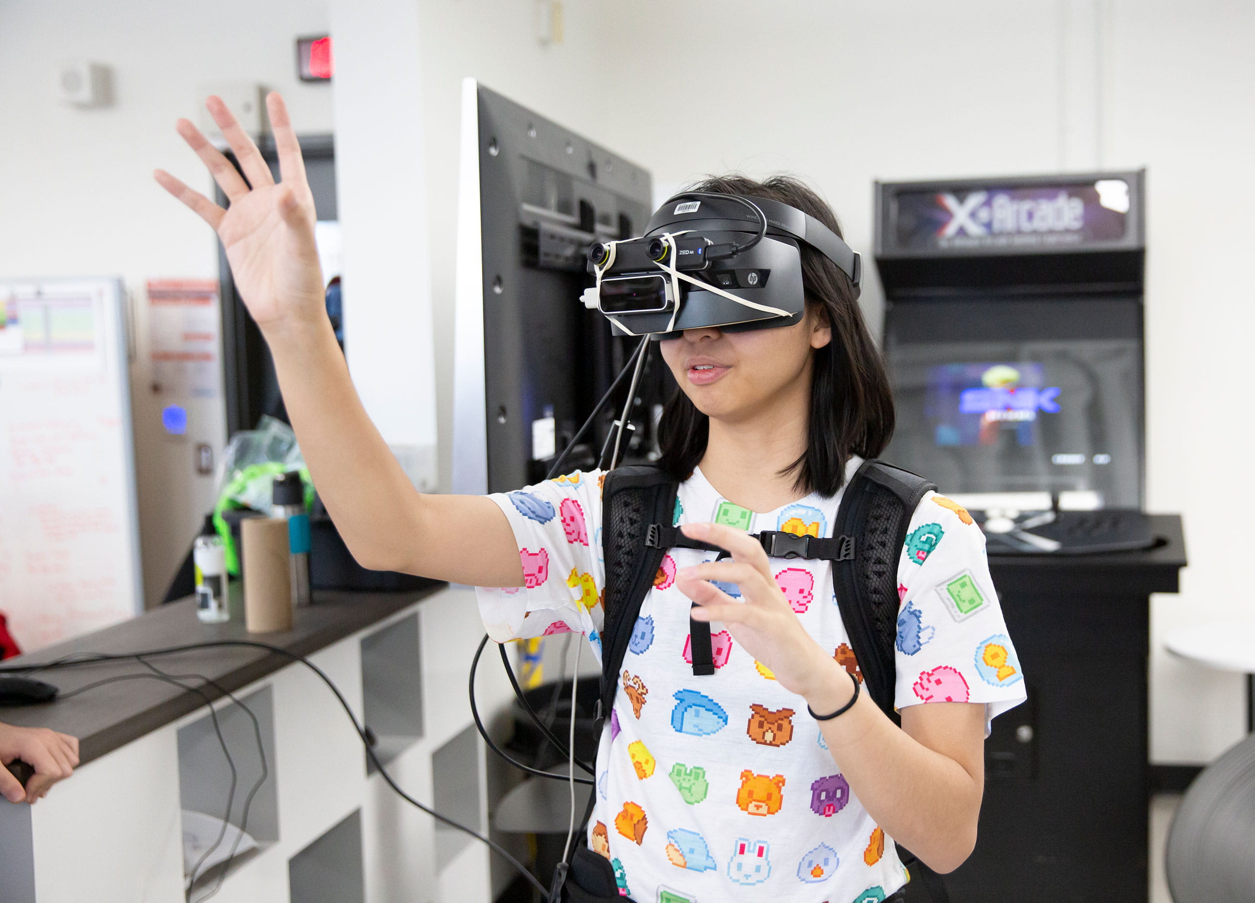 一名年轻女子戴着虚拟现实头盔伸出手