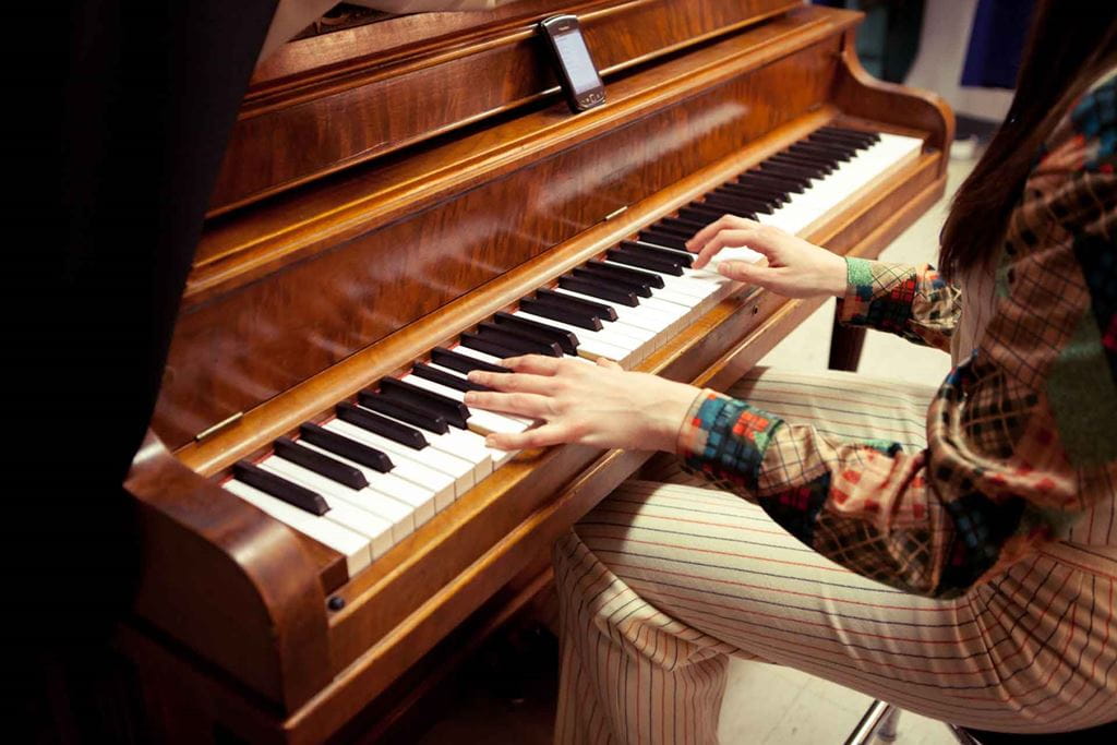 一个学生在弹钢琴